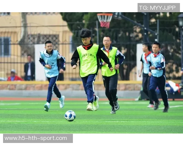 足球比探：探索绿茵场上的激情与智慧，揭示比赛背后的战术与团队精神